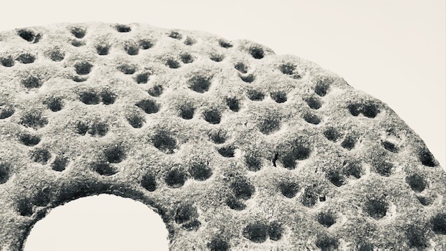 Närbild på ett runt knäckebröd.