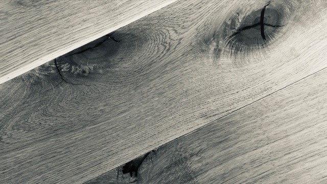 Närbild på parkettgolv.