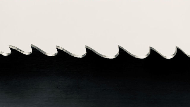 Tänderna på ett sågblad.