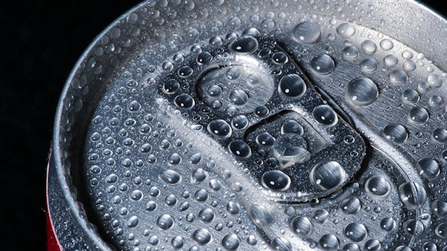 Ovansidan på en läskburk.