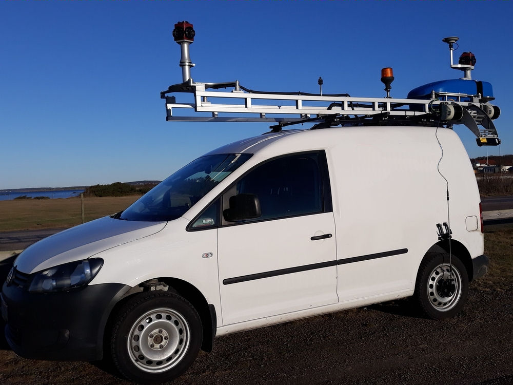 Med dubbla 360° kameror kan det bärande fordonet bli osynligt i bilderna. På bilden ovan är systemet utrustat med extra 3D scanners för noggrannare avbildning av vägytan.